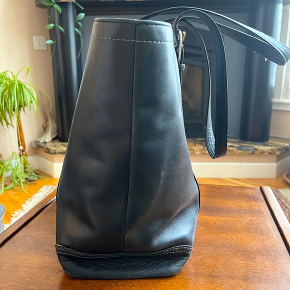 Coach Legacy Hampton large zip topTote Shopper. - Picture 3 of 16